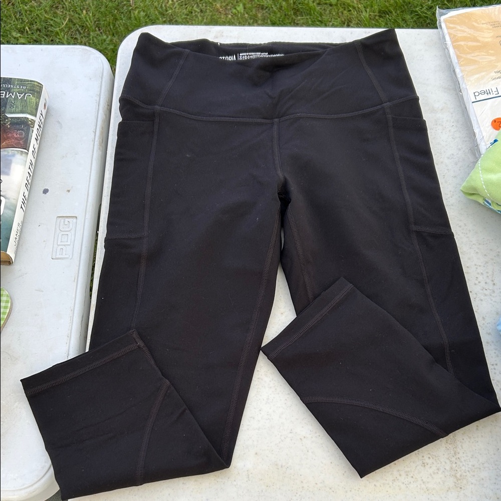 Victoria Sport Black Leggings Capris